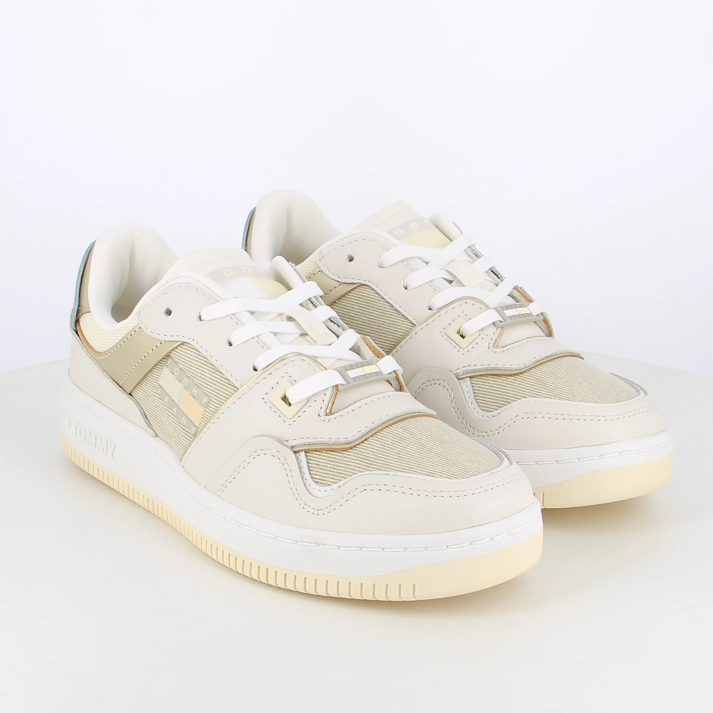 -----Tommy Hilfiger -----Sneakers da donna con dettagli laminati e logo ----