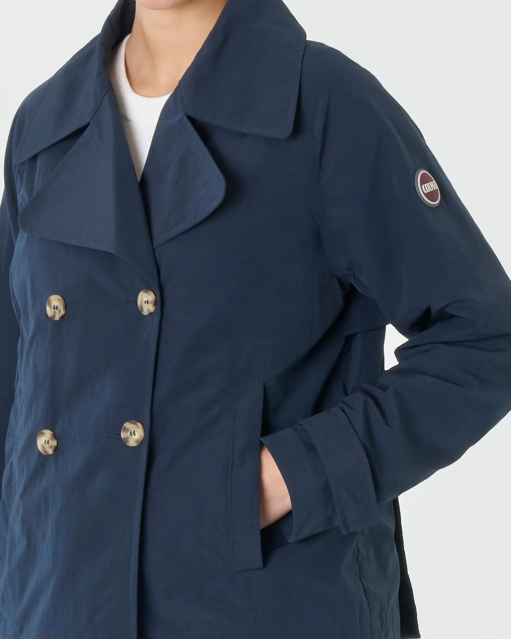 Giacca doppiopetto blu in tessuto froisse con scollo a rever e spacchetti