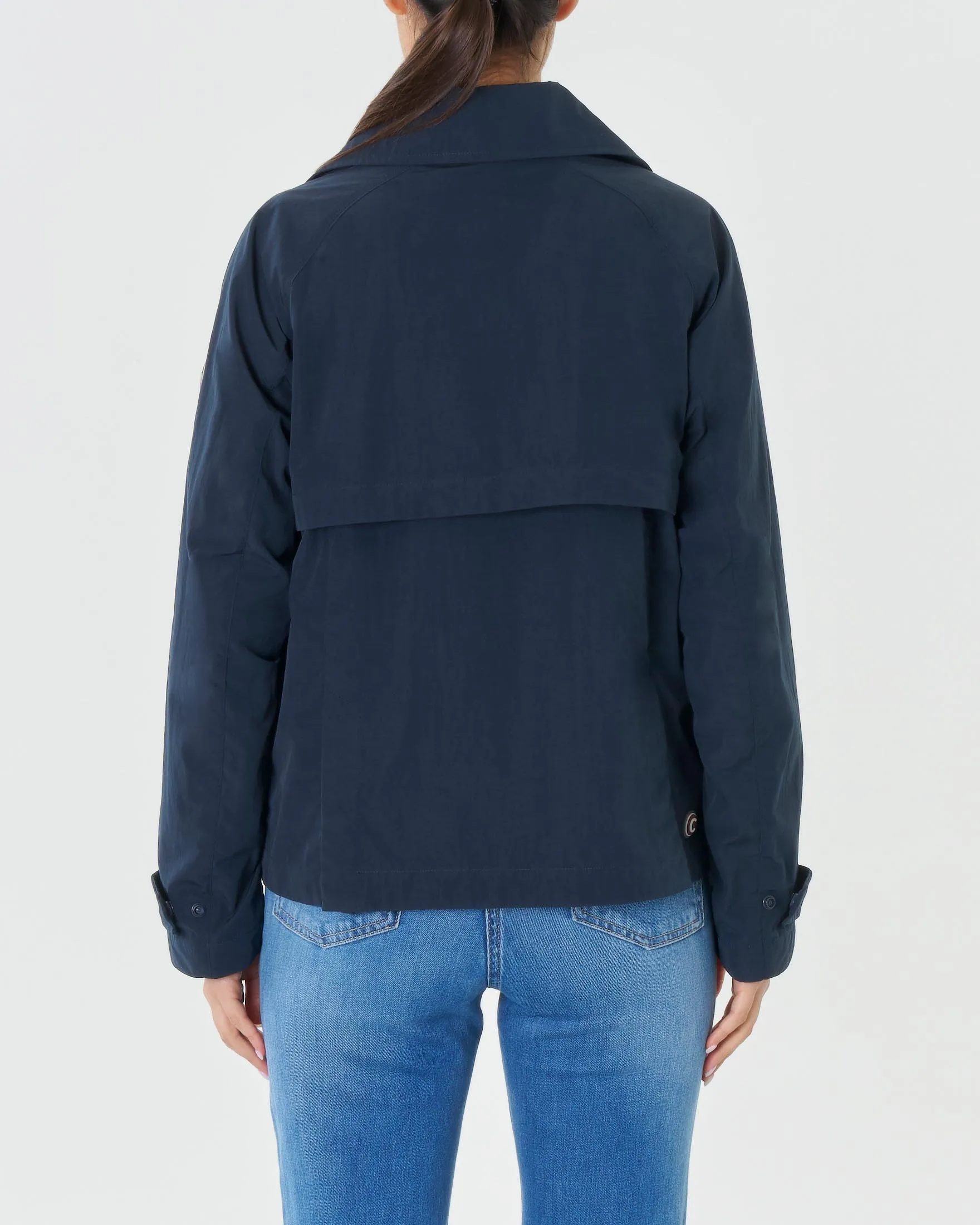 Giacca doppiopetto blu in tessuto froisse con scollo a rever e spacchetti