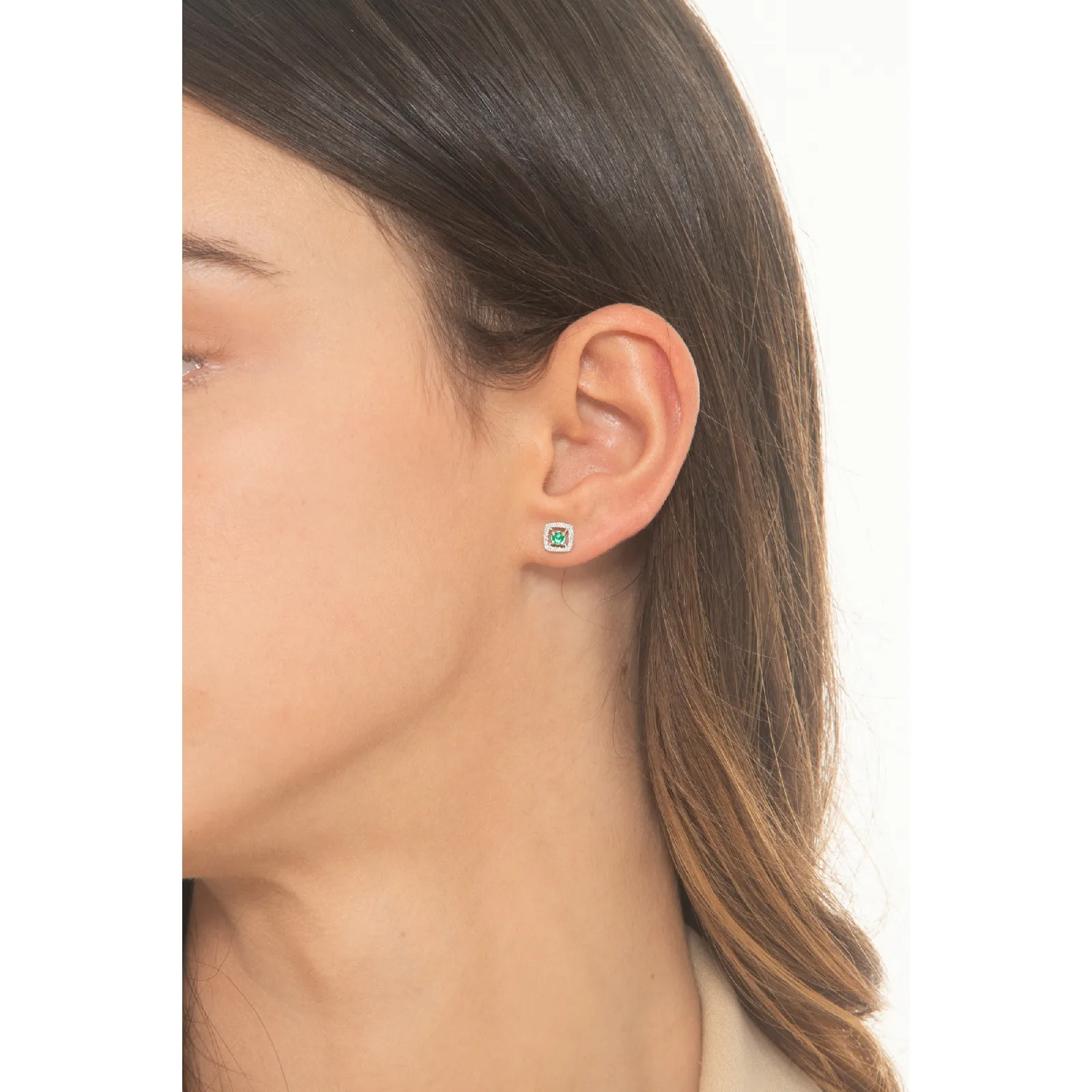 Orecchini in oro bianco 18k con smeraldo centrale e contorno quadrato in diamanti