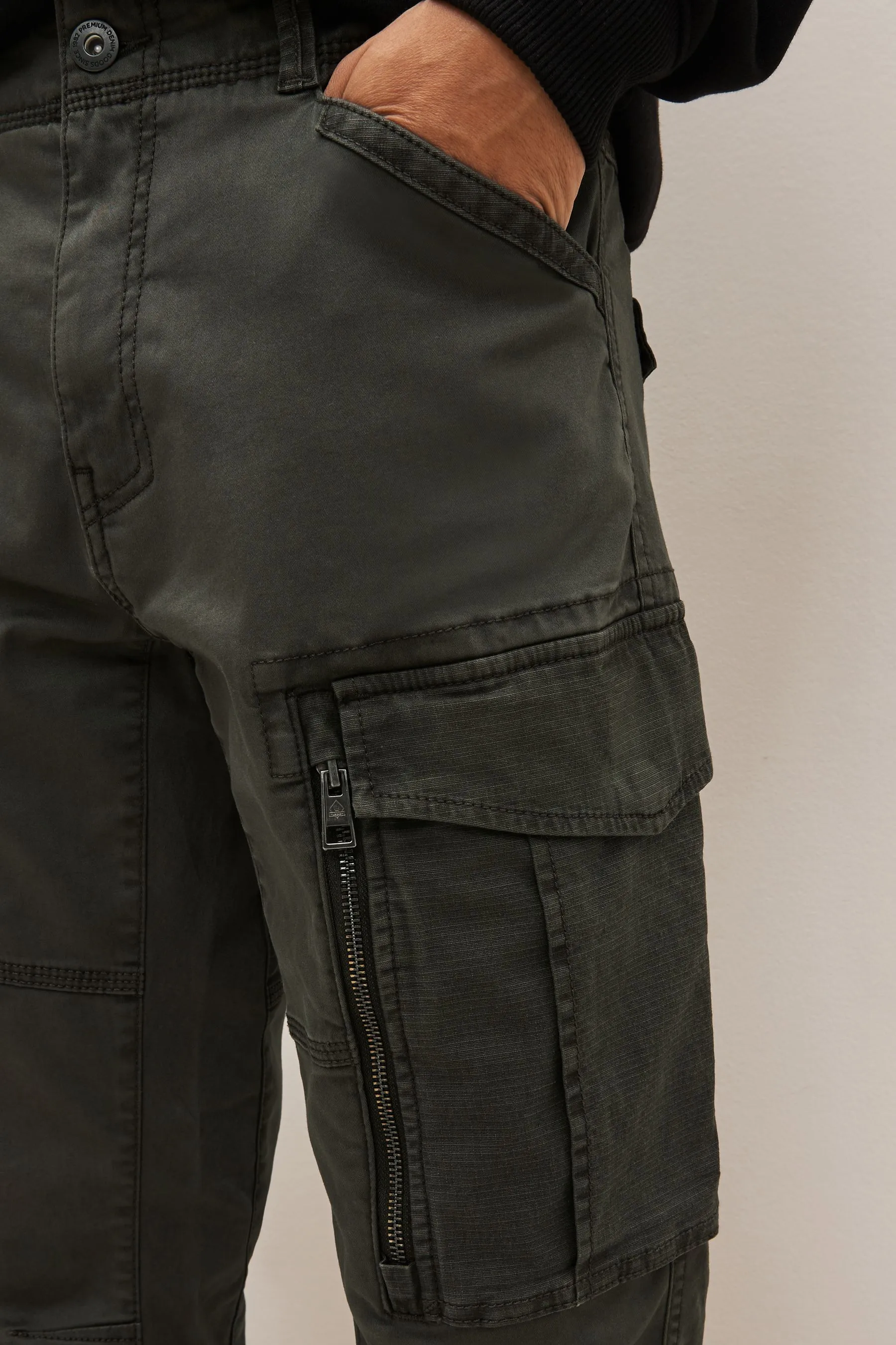 Shorts cargo elasticizzati con zip